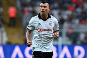 Medel'den takımda &ccedil;atlak olduğu iddialarına sert yanıt