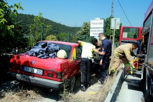 Yoldan &ccedil;ıkan otomobil fabrika duvarına &ccedil;arptı
