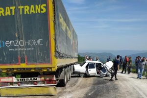 Bursa'da TIR ile &ccedil;arpışan otomobildeki kadın &ouml;ld&uuml;, eşi yaralı