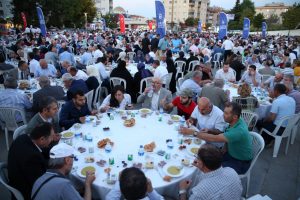 Bursa B&uuml;y&uuml;kşehir Belediye Başkanı Aktaş, orucunu Nil&uuml;ferlilerle a&ccedil;tı