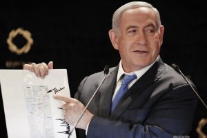 Netanyahu, Trump imzalı haritayı basına g&ouml;sterdi