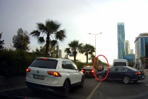 Cadde ortasında yumruk yumruğa kavga