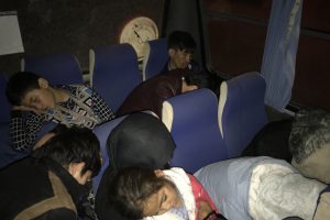&Ccedil;anakkale'de 27 ka&ccedil;ak g&ouml;&ccedil;men ve 2 insan ka&ccedil;ak&ccedil;ısı yakalandı