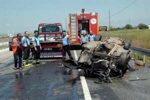 Hurdaya d&ouml;nen otomobilden yaralı kurtuldular