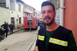 Yangından baba ve oğlunu kurtaran saya&ccedil; okuma memuruna &ouml;d&uuml;l