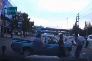 Kamyonetteki bebek yola savruldu!
