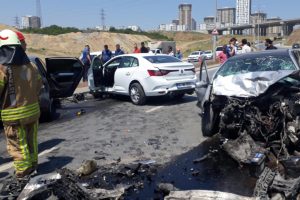 Başakşehir'de zincirleme trafik kazası: 1'i ağır 3 yaralı