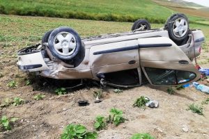Lastiği patlayan otomobil devrildi: 1 &ouml;l&uuml;, 4 yaralı