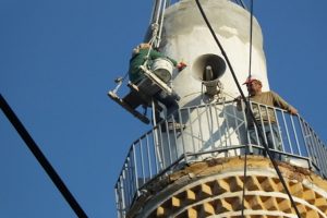 Eşiyle metrelerce y&uuml;kseklikteki minarelerde tamir ve bakım yapıyor