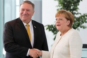 Merkel, Pompeo ile bir araya geldi