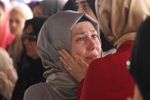 Gen&ccedil; &ouml;ğretmen g&ouml;zyaşlarıyla son yolculuğuna uğurlandı