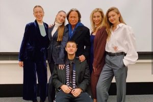 Gigi ve Bella Hadid'in babaları 40 bin kişiye iftar verdi
