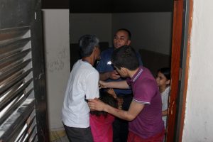 Bayram i&ccedil;in &ccedil;ocuklara hediye getiren &ouml;ğretmen dramı ortaya &ccedil;ıkardı