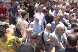 Ekrem İmamoğlu Cuma namazını Yenibosna'da kıldı