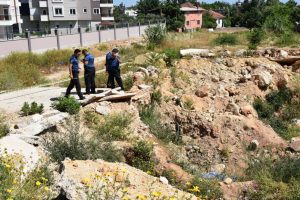 Antalya'da boş arazide erkek cesedi bulundu