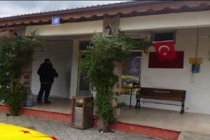 Taksi durağındaki T&uuml;rk bayrağını yakan ş&uuml;pheli yakalandı