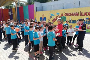 Bursa'da jandarmadan &ccedil;ocuklara 's&uuml;r&uuml;c&uuml; seyahat karnesi'