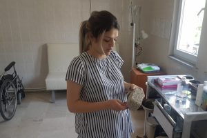 Hamile hemşireye kaldırım taşı atmak istedi