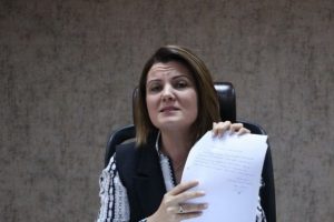 İzmit Belediye Başkanı, işten atıldığı iddia edilen iş&ccedil;ileri kameralar &ouml;n&uuml;nde aradı
