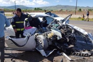 Otomobille iş makinesi &ccedil;arpıştı: 3 &ouml;l&uuml;, 6 yaralı