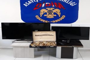 &Ccedil;aldıkları televizyonu satarken yakalandılar