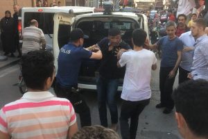 Bursa'da kadını d&ouml;ven Suriyeli genci, &ccedil;evredekiler darbetti