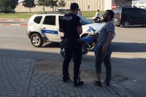 Bursa'da trafikte tartıştığı s&uuml;r&uuml;c&uuml; tarafından ayağından vuruldu
