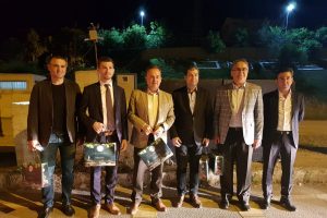 Bayram i&ccedil;in yola &ccedil;ıkanlara "&uuml;z&uuml;m yaprağı" hediye edildi