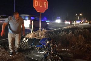 Otomobille &ccedil;arpışan motosiklet s&uuml;r&uuml;c&uuml;s&uuml; &ouml;ld&uuml;
