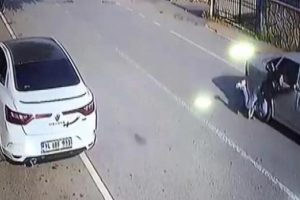 D&ouml;vd&uuml;ğ&uuml; kadını otomobilden atan kişi yakalandı