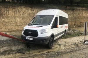 TEM'de yolcu servis minib&uuml;s&uuml; kaza yaptı