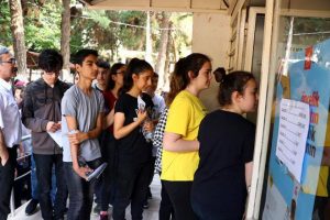 LGS heyecanı başladı! 1 milyon &ouml;ğrenci ter d&ouml;k&uuml;yor