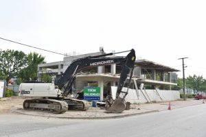 Bursa Atapark'taki ka&ccedil;ak bina yıkılıyor