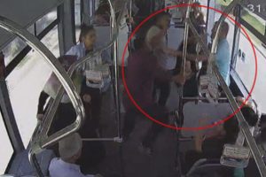 Otob&uuml;ste yumruk yumruğa kavga