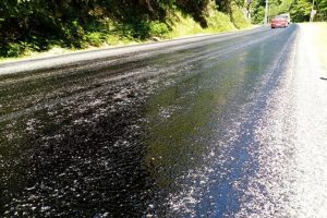 Ovit yolunda asfalt sıcaktan eridi