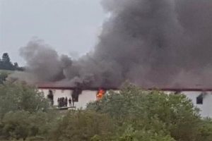 Bosna Hersek'te g&ouml;&ccedil;men kampında korkutan yangın