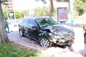 İki otomobil &ccedil;arpıştı: 4 yaralı
