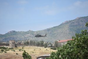 Hakkari Valisi Akbıyık'tan yaralı askere ziyaret