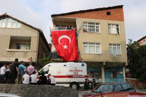 Iğdır şehidi uzman onbaşı Ali Yılmaz'ın baba evine ateş d&uuml;şt&uuml;