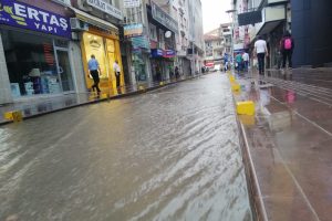 Kırıkkale'de yağmur caddeleri suyla doldurdu