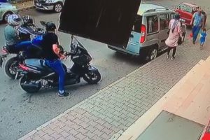 Fırın &ouml;n&uuml;nde bekleyen kadına silahlı saldırı kamerada