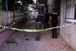 Kendisine g&uuml;ld&uuml;ğ&uuml; gerek&ccedil;esiyle komşularına kurşun yağdırdı!