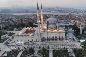 Fatih Camii avlusunda binlerce kişi oru&ccedil; a&ccedil;tı