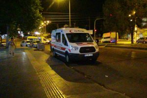 Yola atılan patlayıcı ambulansa isabet etti