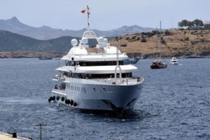 Bodrum'da s&uuml;per l&uuml;ks yata 8 tankerle yakıt ikmali