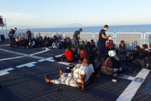 İzmir'de 100 ka&ccedil;ak g&ouml;&ccedil;men yakalandı
