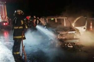Kuzey Marmara Otoyolu'nda alevlere teslim olan ara&ccedil; k&uuml;le d&ouml;nd&uuml;