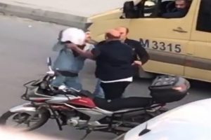 Tartıştığı adamın başına kaskla vurdu