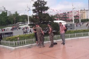 Taksim Meydanı'nda kaldırılan drone polisi alarma ge&ccedil;irdi