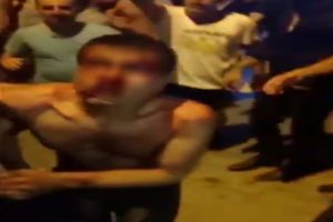 Anne ve kızını taciz etti, lin&ccedil; edilmekten polis kurtardı!